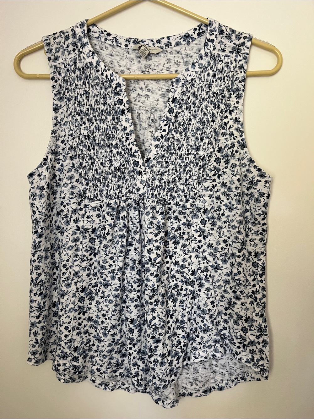 Lucky Brand White & Navy Floral Shirred Smocked V-Neck Sleeveless Flowy Top